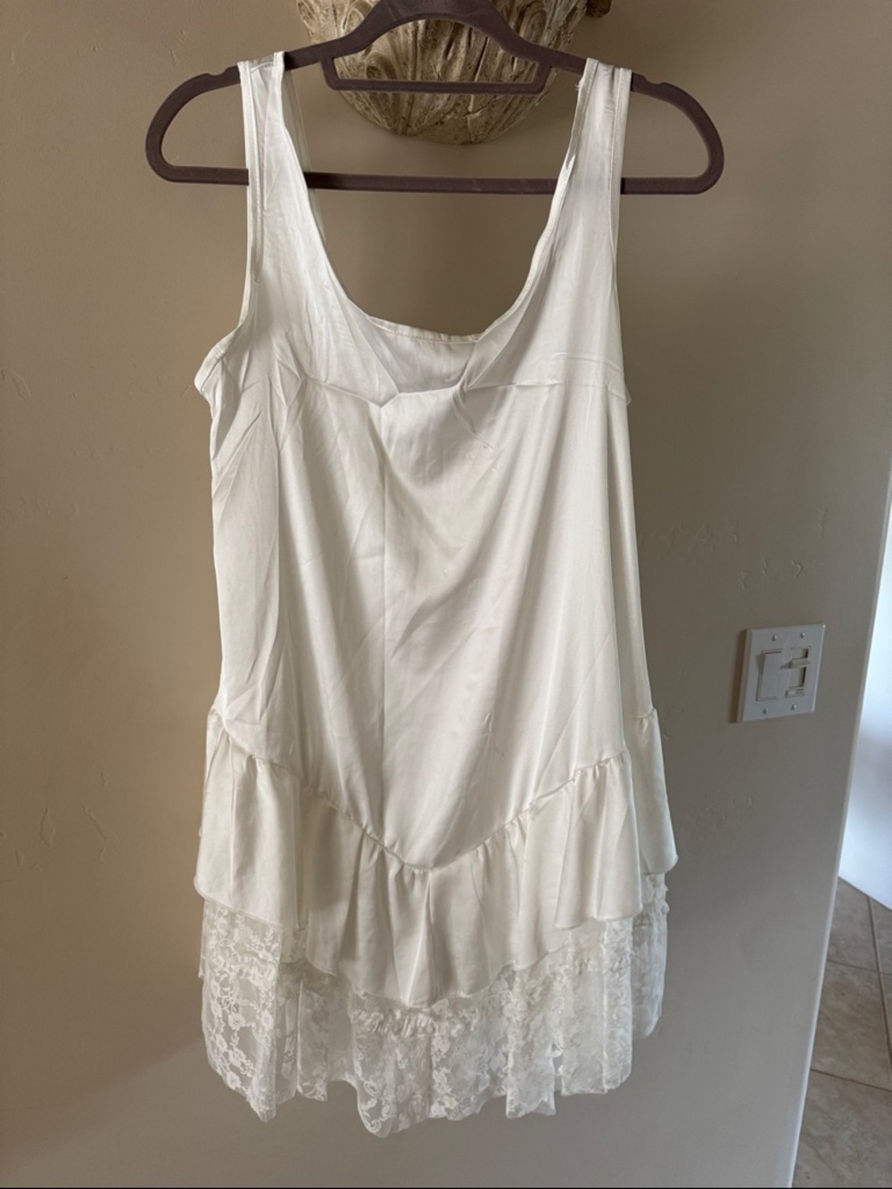 White Lace-Trim Sleeveless Ruffle Tunic - Picture 2 of 2